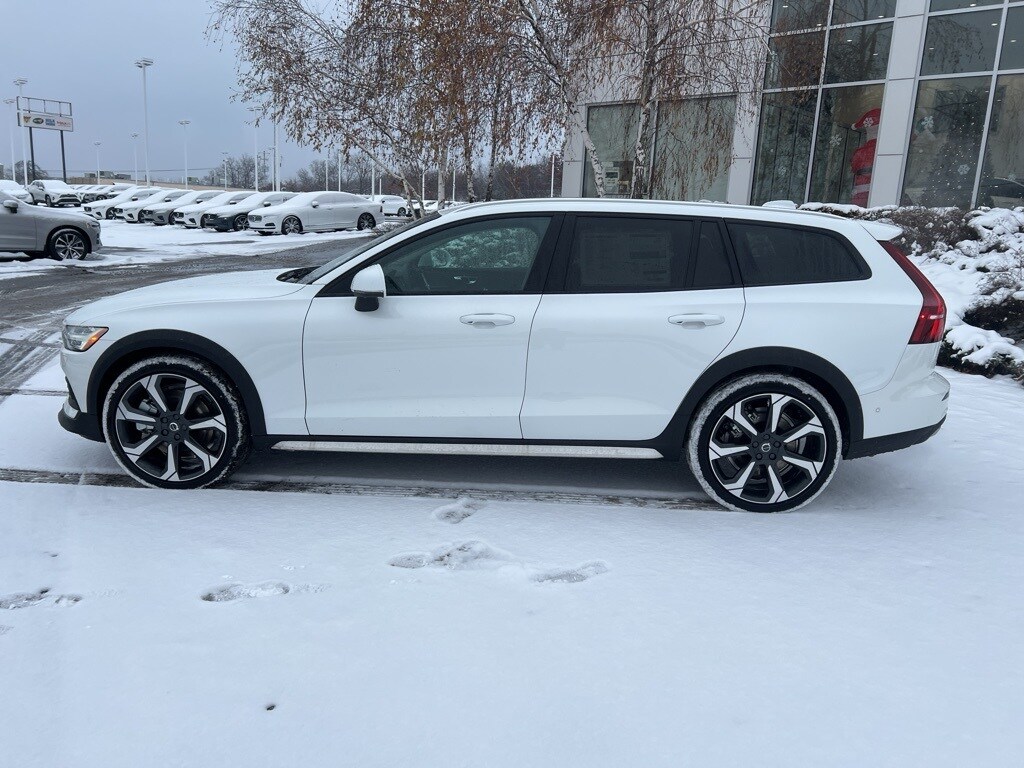 2025 Volvo V60 Cross Country B5 photo 2