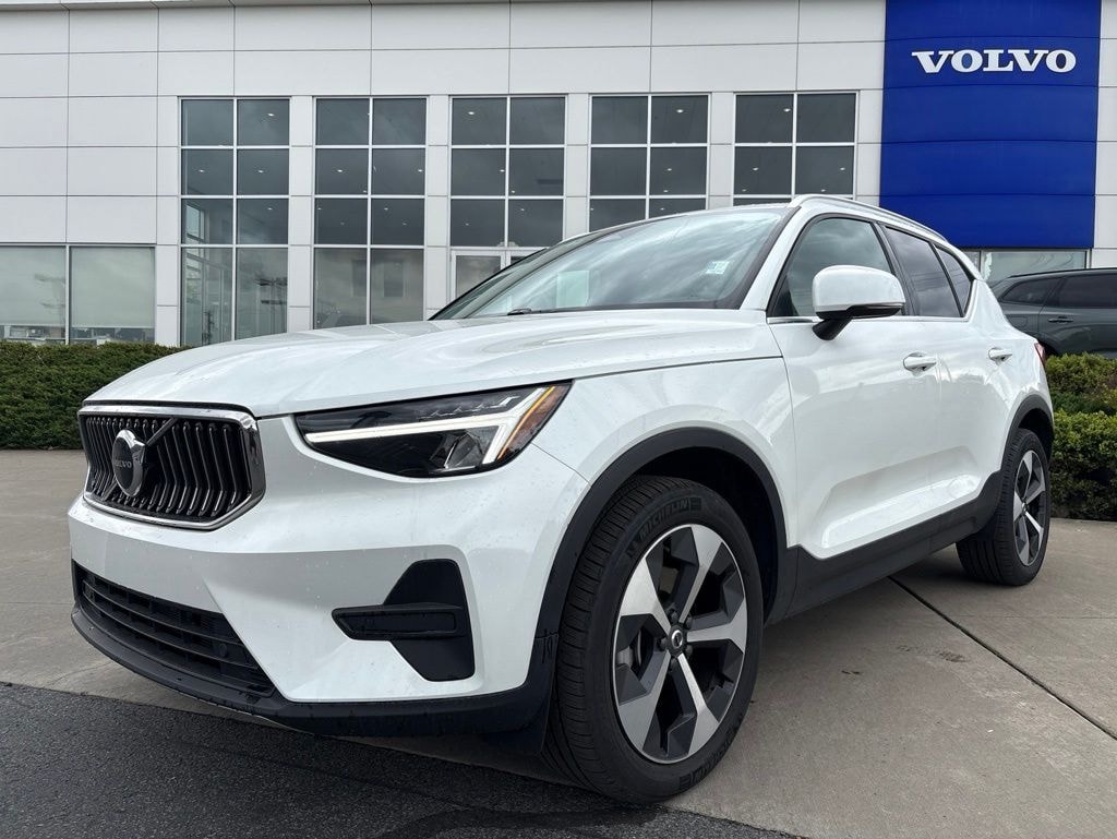Used 2025 Volvo XC40 B5 Core SUV