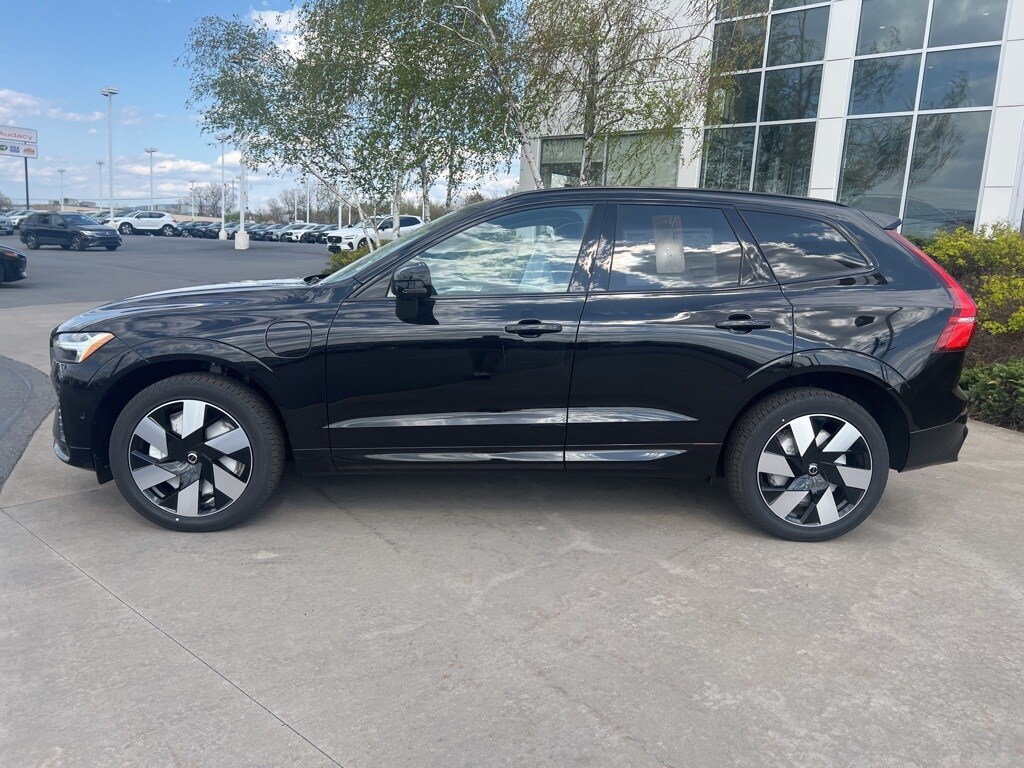 2025 Volvo XC60 T8 Plus photo 2