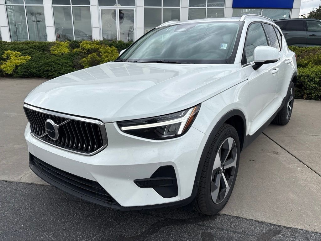 Used 2025 Volvo XC40 B5 Core SUV