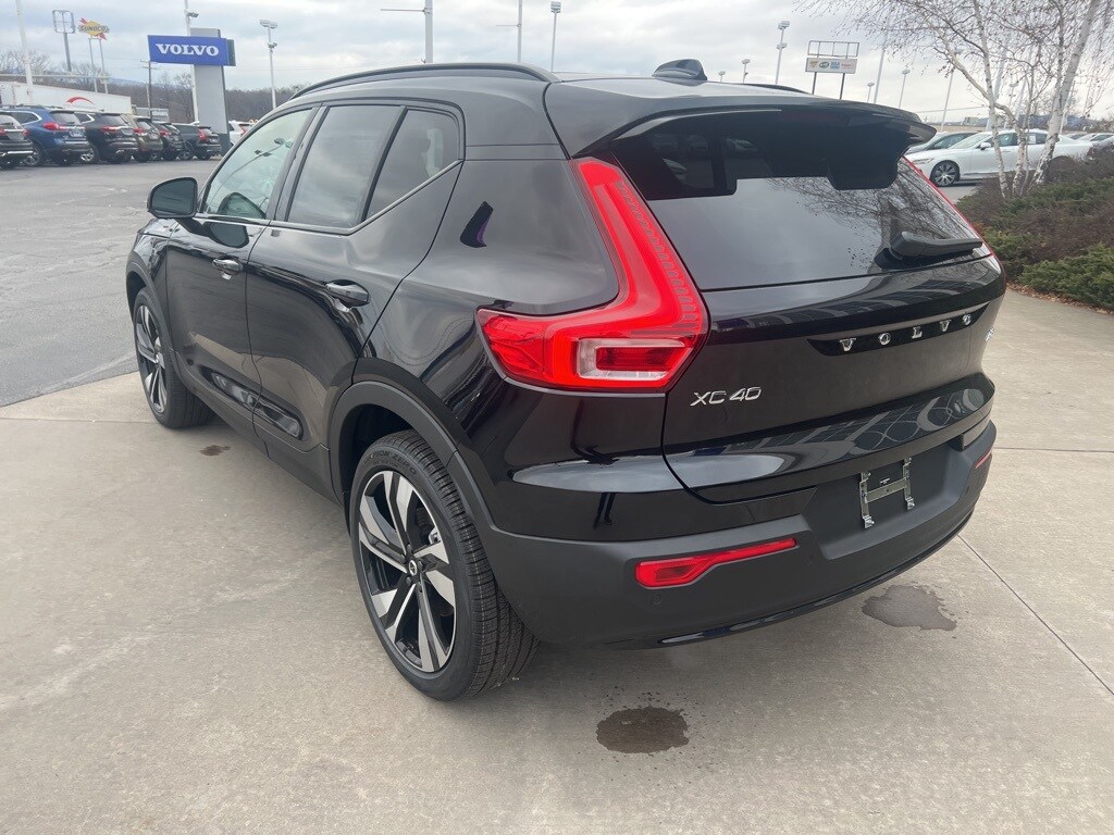 2025 Volvo XC40 photo 3