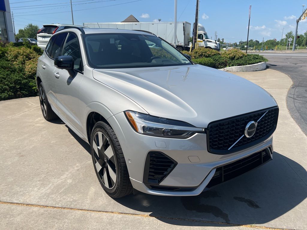 2025 Volvo XC60 Plus - Photo 7