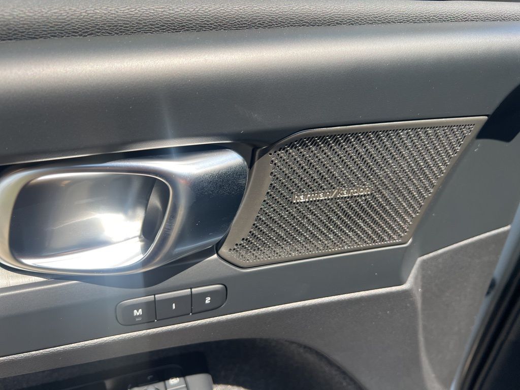 2026 Volvo XC40 Ultra - Photo 13