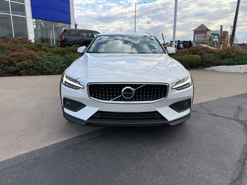 New 2025 Volvo V60 Cross Country B5 Ultra Wagon