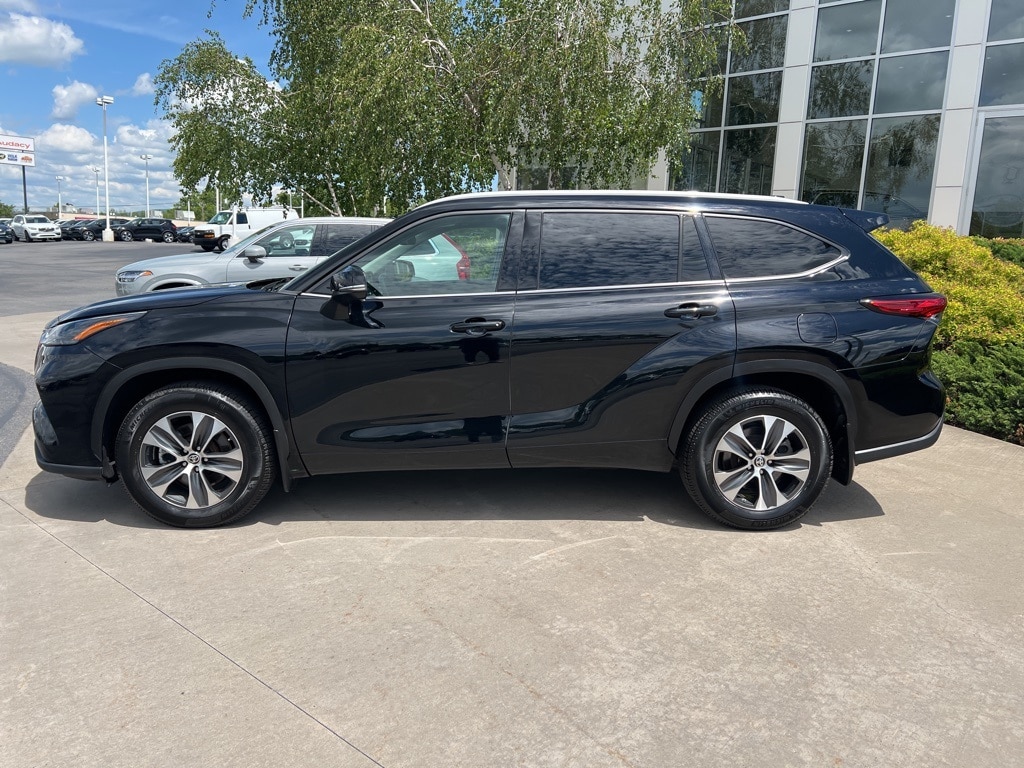 Used 2022 Toyota Highlander XLE with VIN 5TDGZRBH0NS251794 for sale in Pittston, PA