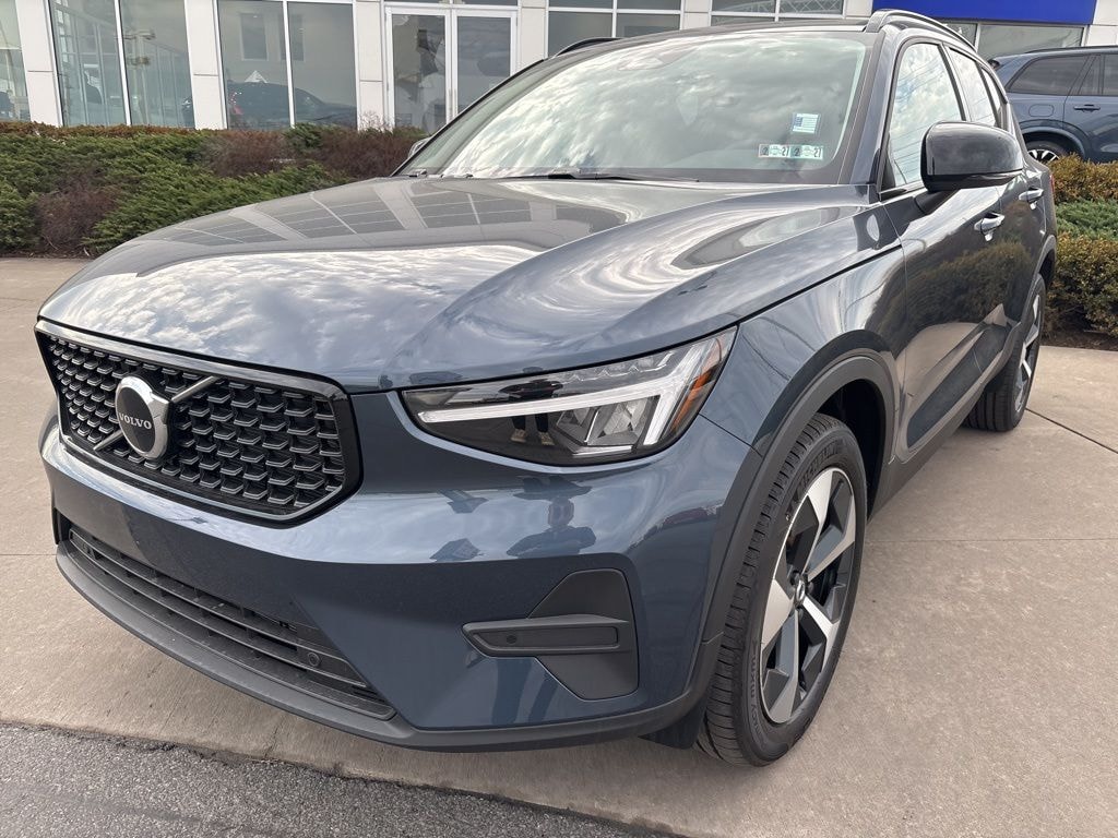New 2026 Volvo XC40 B5 Core SUV