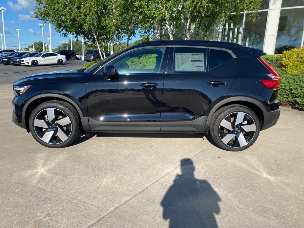 2024 Volvo XC40 Recharge Twin Ultimate photo 2
