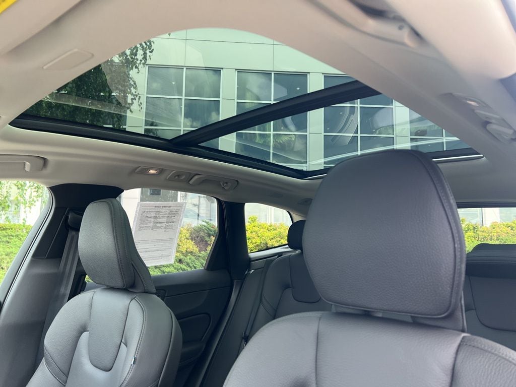 2025 Volvo XC60 Plus - Photo 15