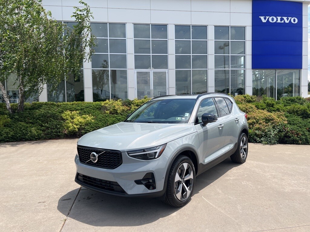 2026 Volvo XC40 Plus photo 2