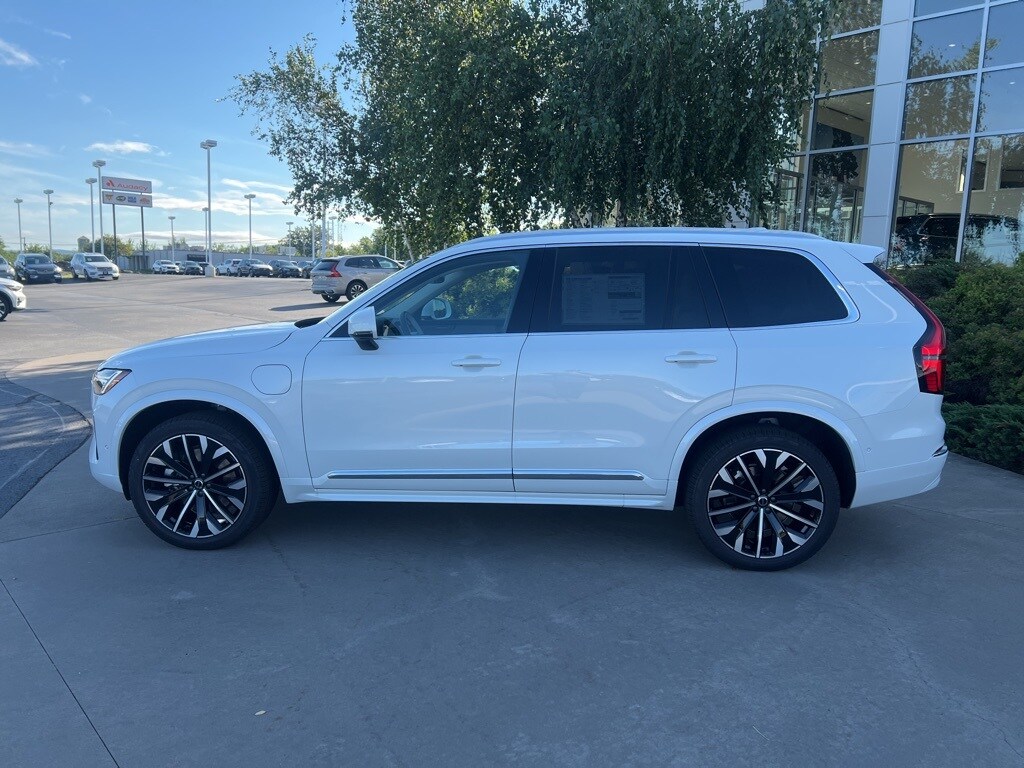 2026 Volvo XC90 T8 photo 2