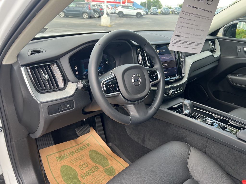 2025 Volvo XC60 Plus - Photo 13