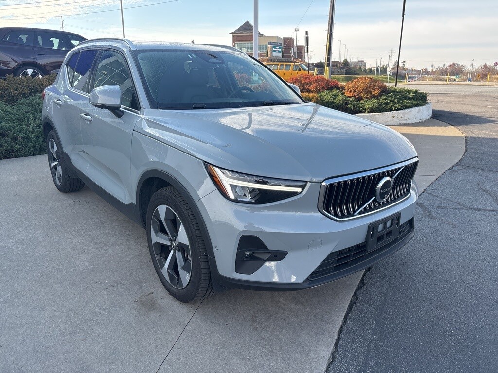 2025 Volvo XC40 Plus photo 3