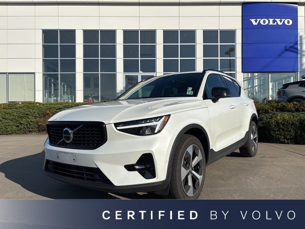 2023 Volvo XC40 B5 Plus Dark AWD's photo