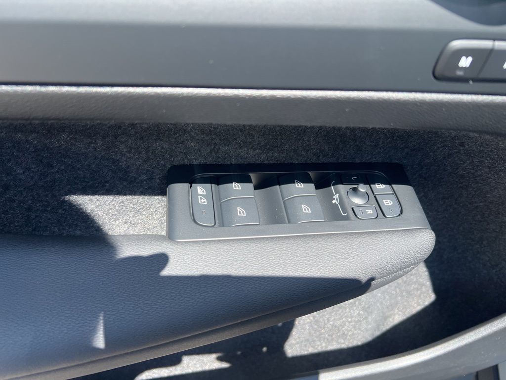 2026 Volvo XC40 Ultra - Photo 12