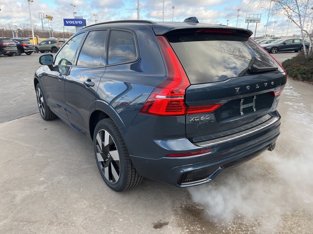 2025 Volvo XC60 T8 Plus photo 3