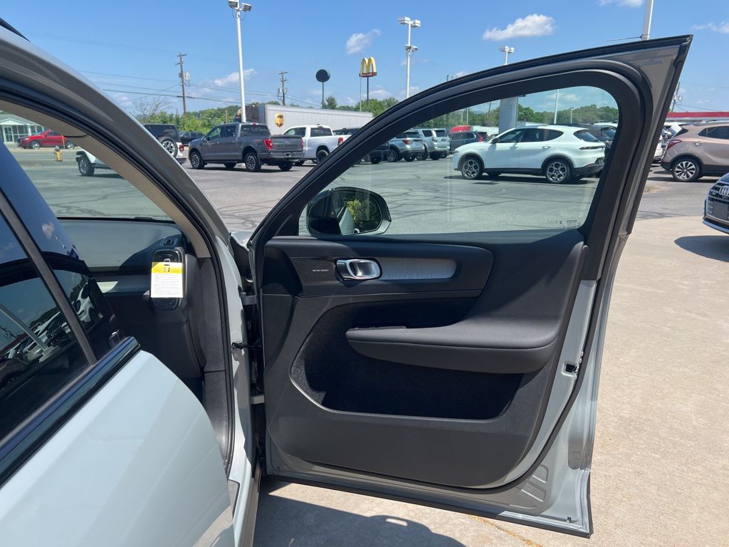 2026 Volvo XC40 Ultra - Photo 35