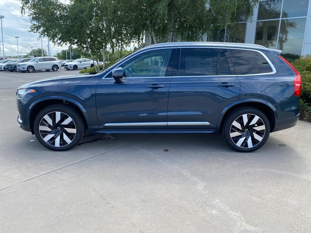 2025 Volvo XC90 T8 Plus photo 2