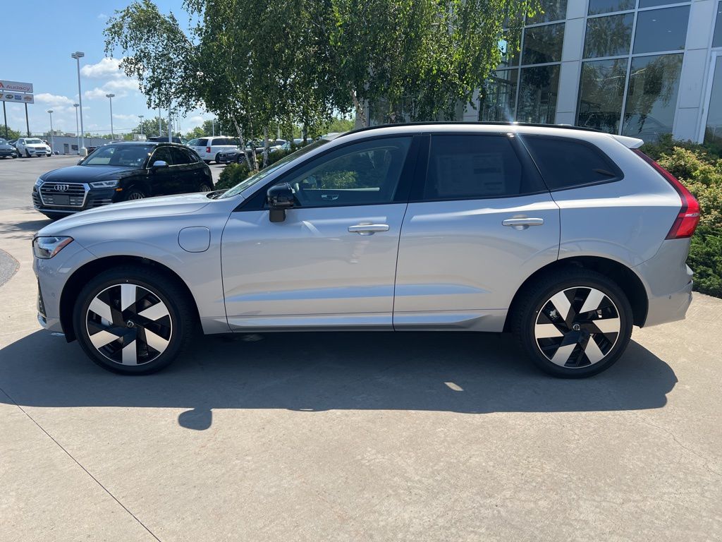 2025 Volvo XC60 Plus - Photo 2