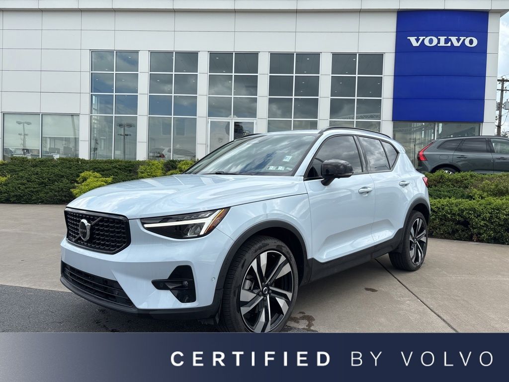 2024 Volvo XC40 B5 Plus Dark AWD's photo