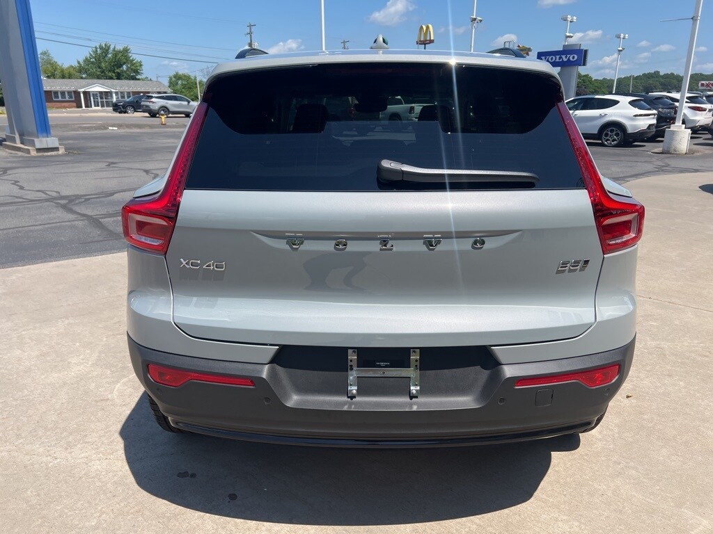 2026 Volvo XC40 photo 4