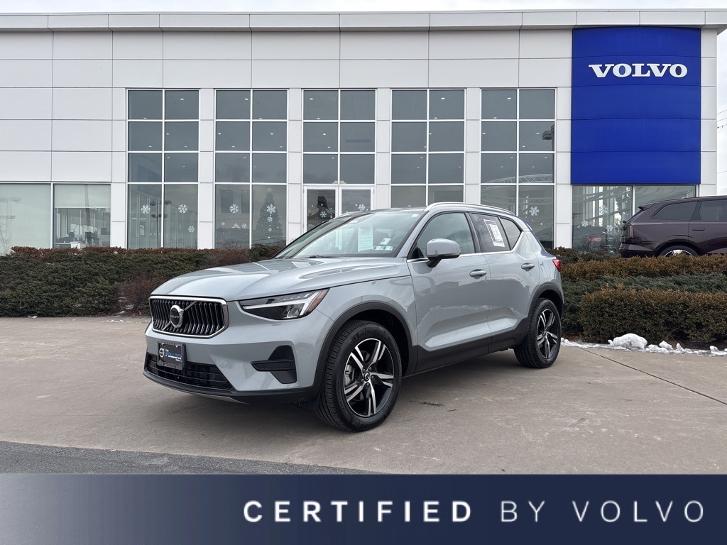2025 Volvo XC40 Core's photo