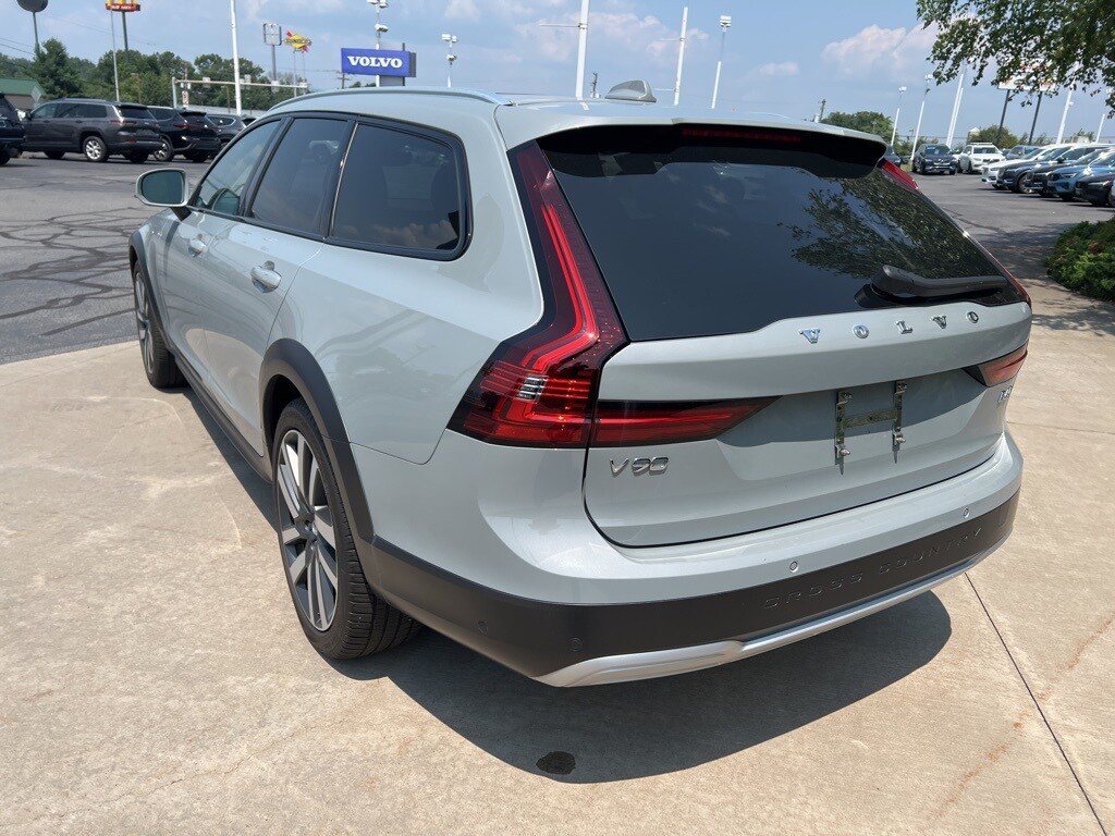2025 Volvo V90 Cross Country B6 photo 2