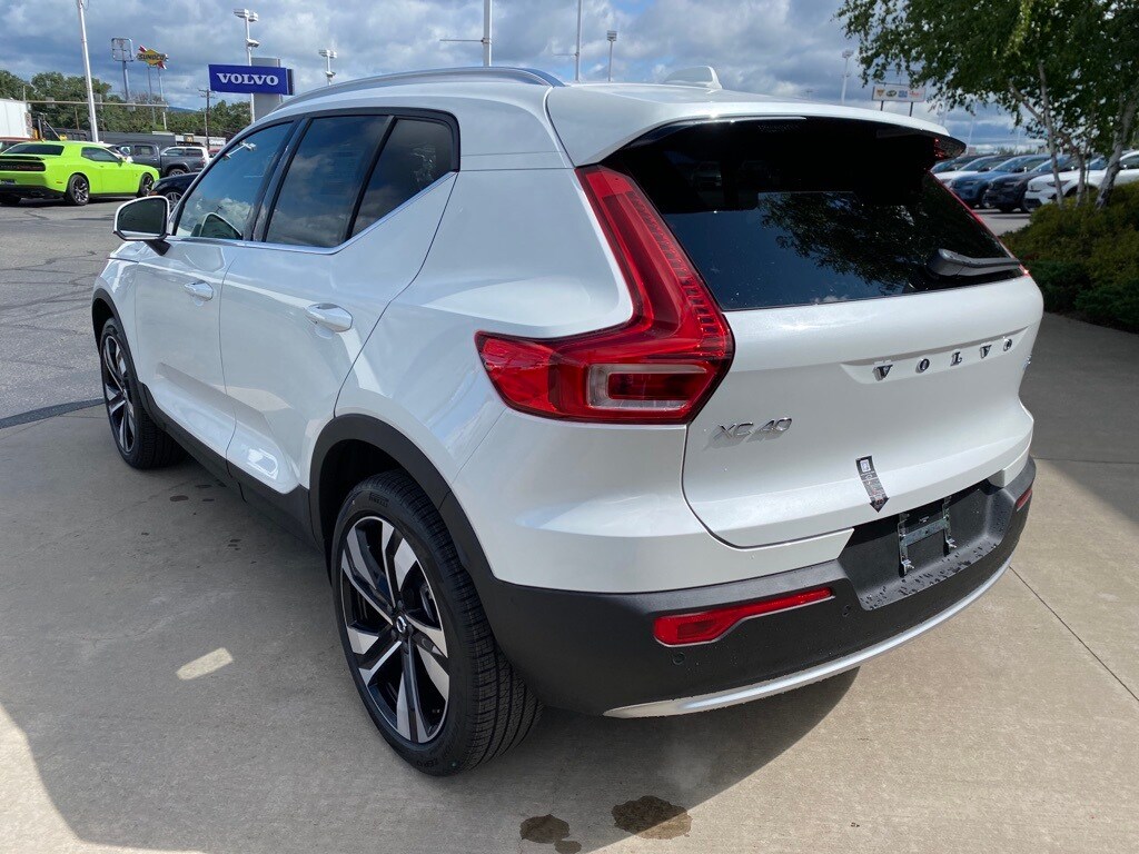 2025 Volvo XC40 Plus photo 3