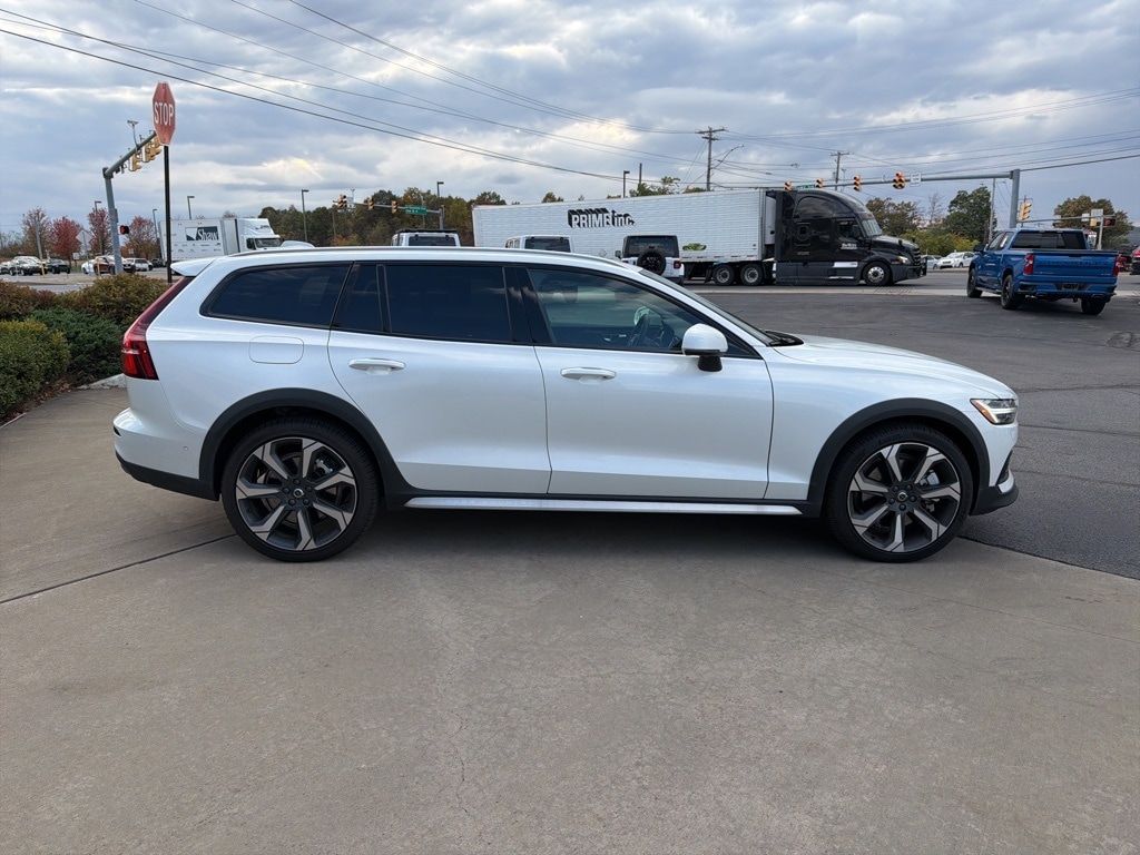 New 2025 Volvo V60 Cross Country B5 Ultra Wagon
