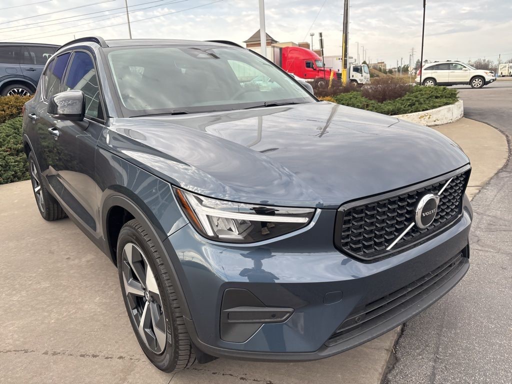 New 2026 Volvo XC40 B5 Core SUV