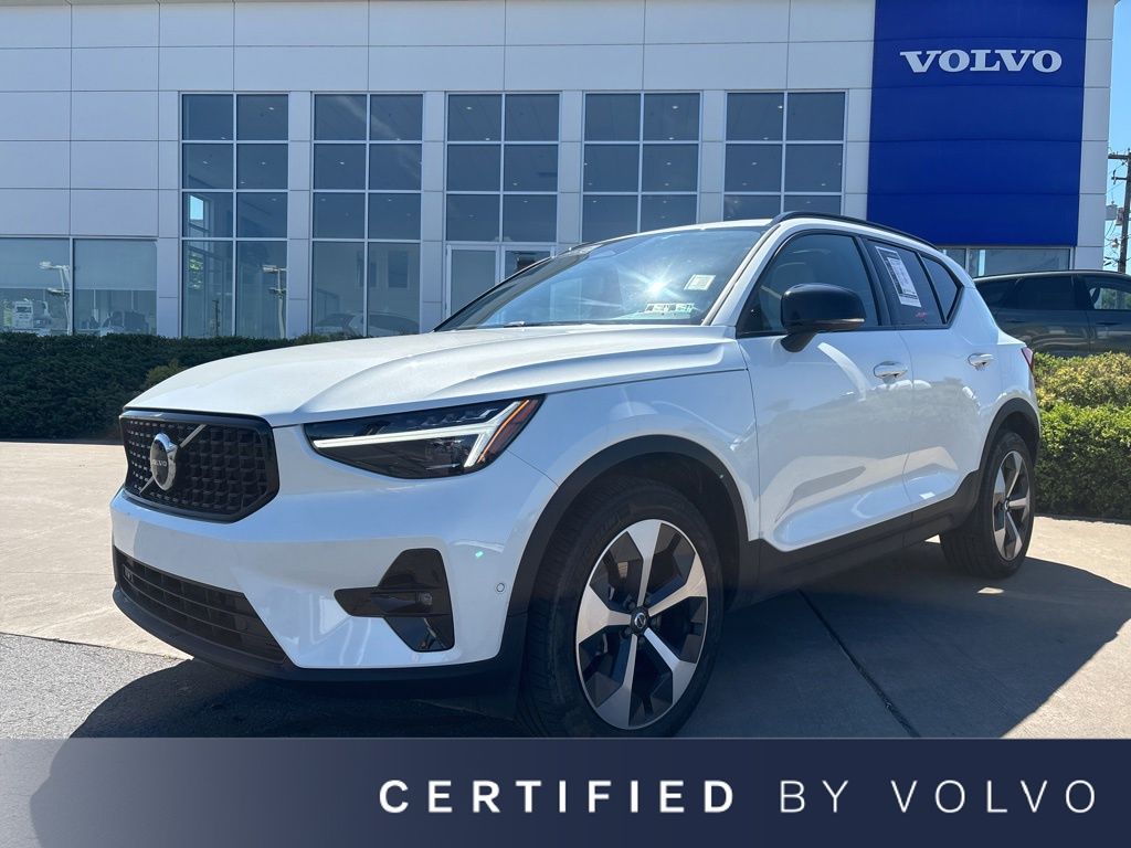 2026 Volvo XC40 B5 Plus Dark AWD's photo