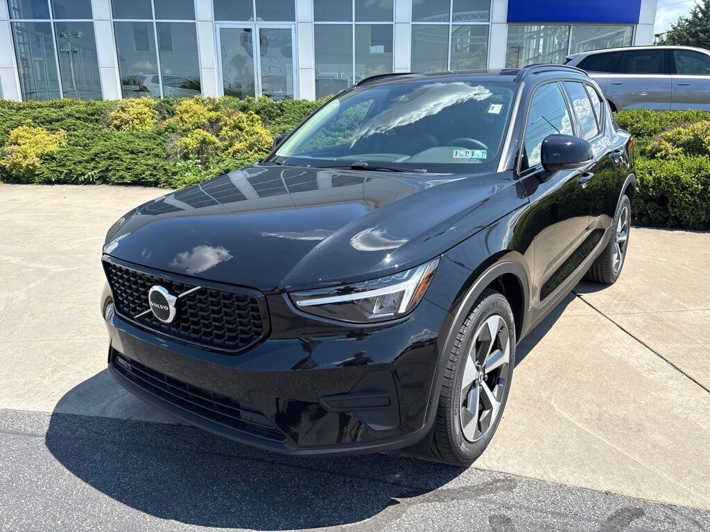 New 2026 Volvo XC40 B5 Core SUV