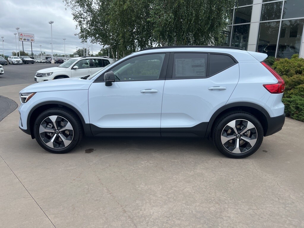 2026 Volvo XC40 Core photo 2