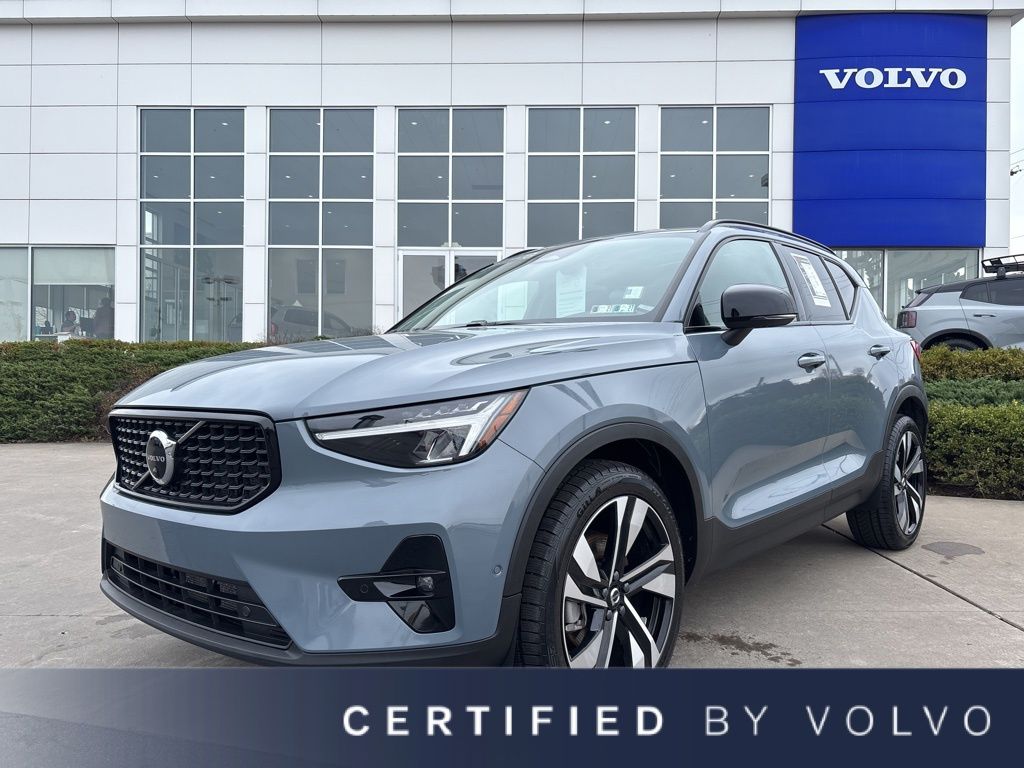 2023 Volvo XC40 B5 Plus Dark AWD's photo