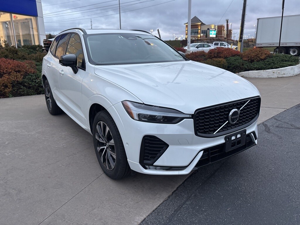 2025 Volvo XC60 B5 Plus photo 3