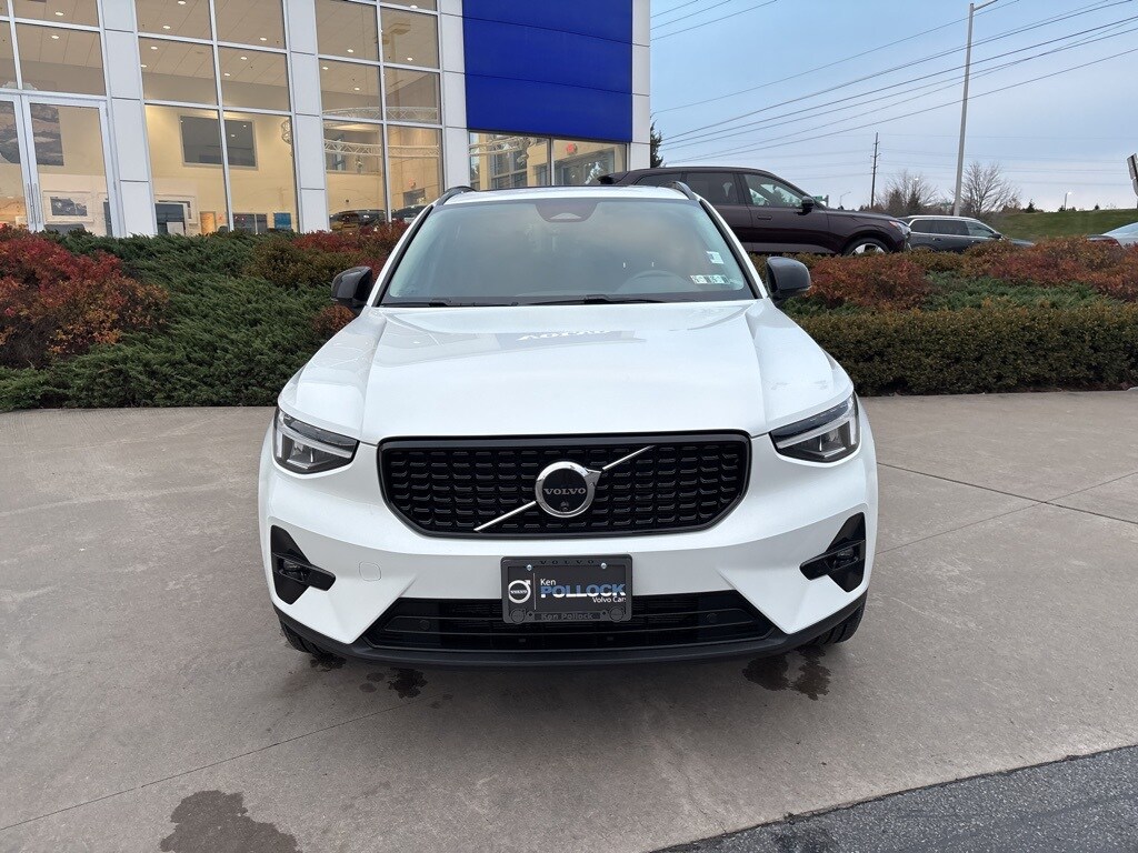 2025 Volvo XC40 Plus photo 2