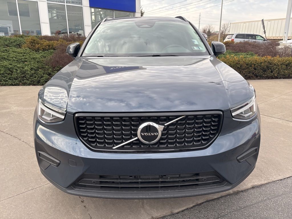 New 2026 Volvo XC40 B5 Core SUV