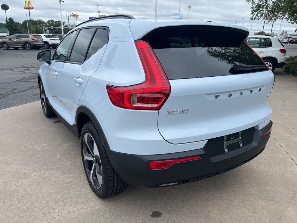 2026 Volvo XC40 Core photo 3
