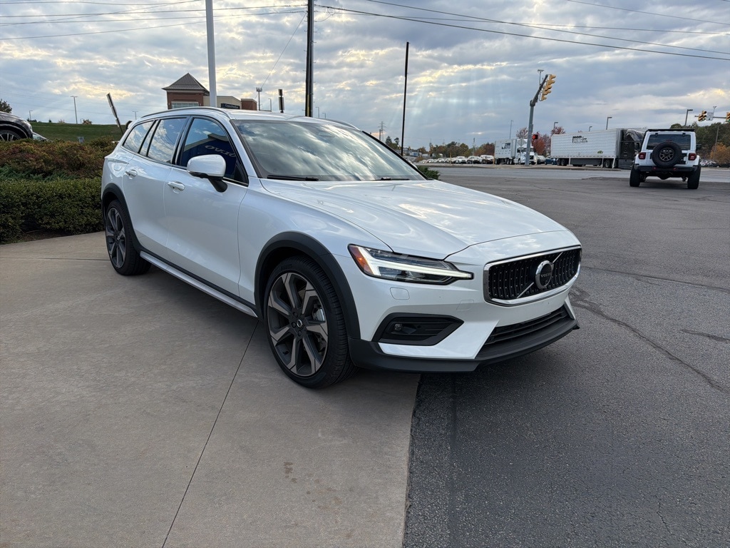 New 2025 Volvo V60 Cross Country B5 Ultra Wagon