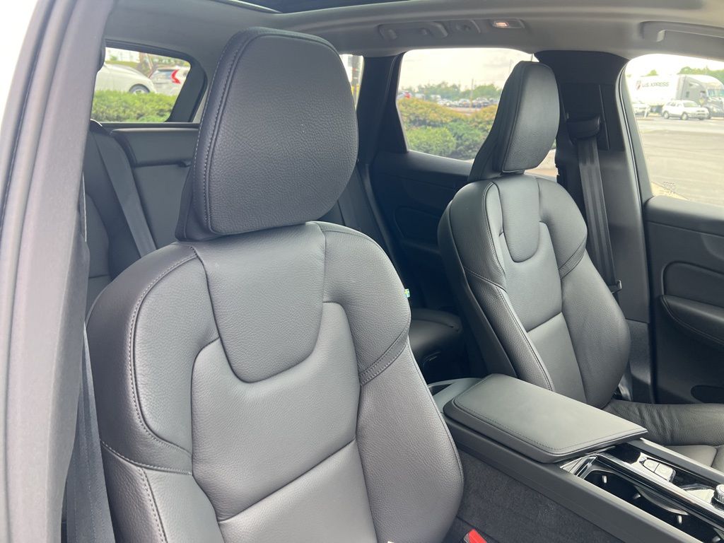 2025 Volvo XC60 Plus - Photo 35