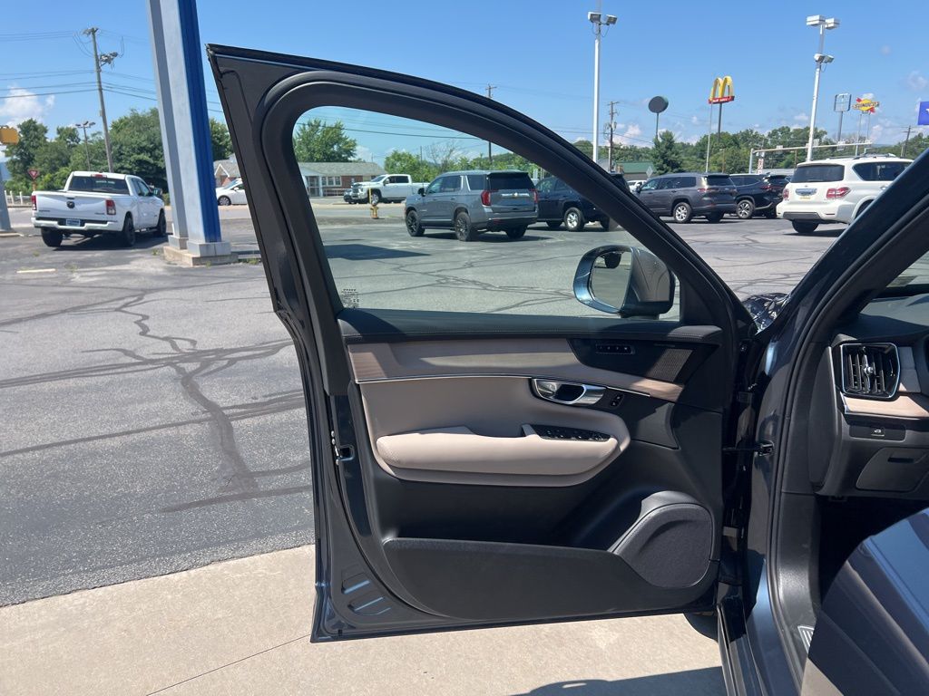 2026 Volvo XC90 Plus - Photo 11