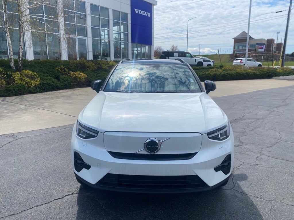 2023 Volvo XC40 Recharge Twin Plus photo 2