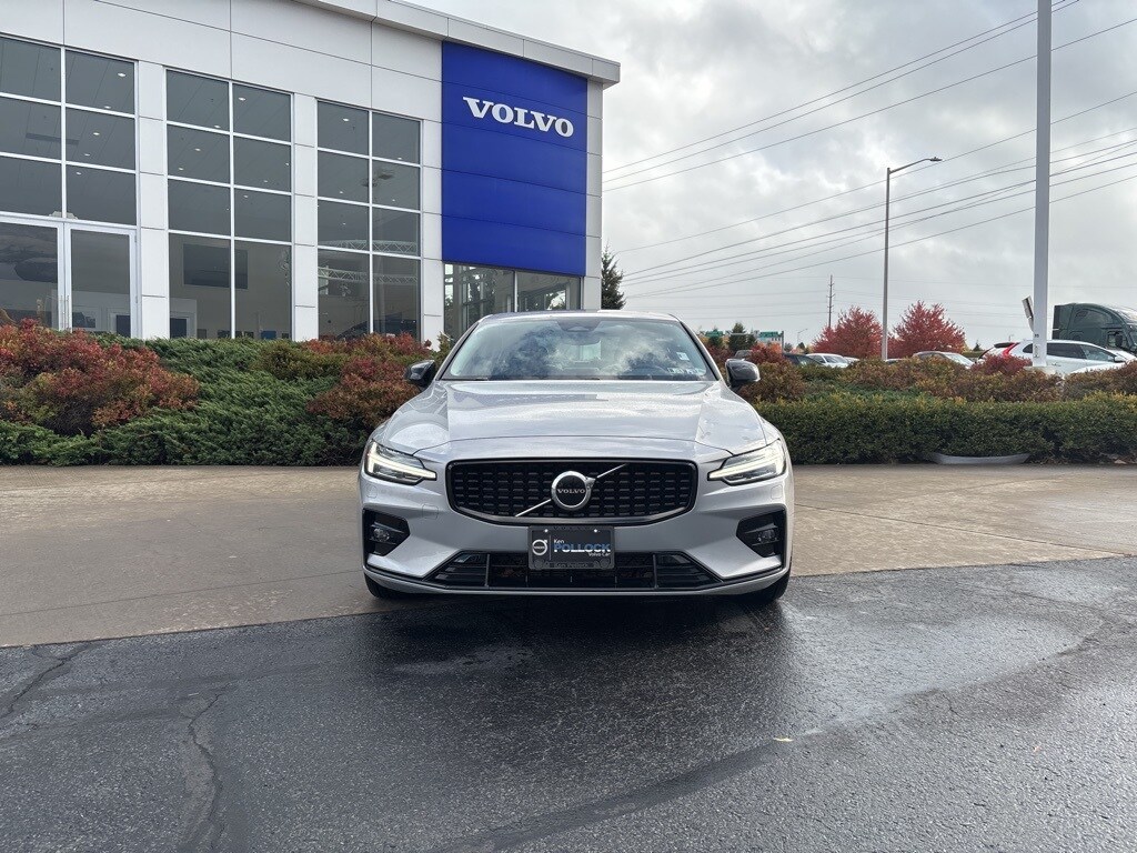 2025 Volvo S60 B5 Core photo 2