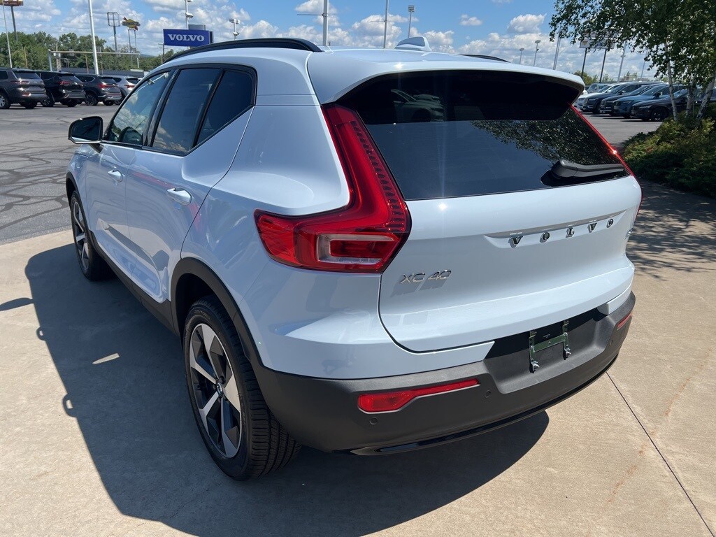2026 Volvo XC40 Core photo 2