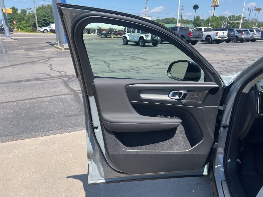 2026 Volvo XC40 Ultra - Photo 11