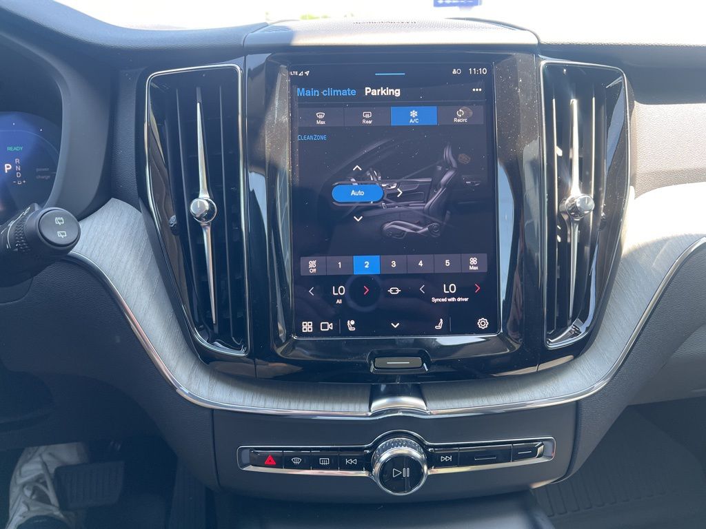 2025 Volvo XC60 Plus - Photo 21