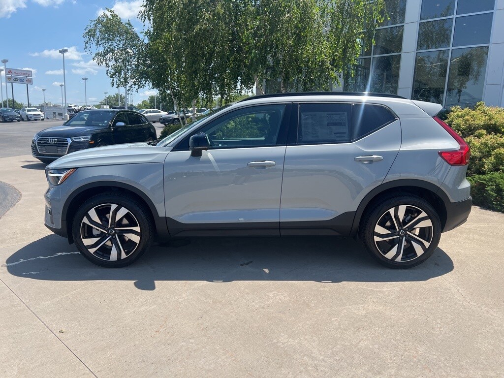 2026 Volvo XC40 photo 2