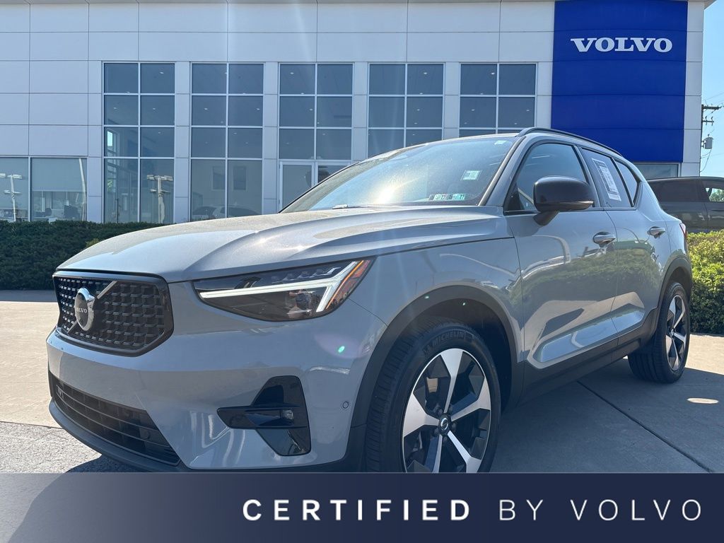 2026 Volvo XC40 B5 Plus Dark AWD's photo