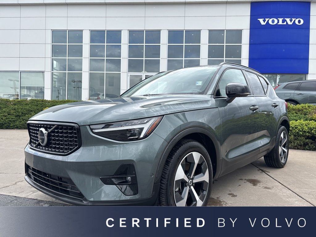 2026 Volvo XC40 B5 Plus Dark AWD's photo