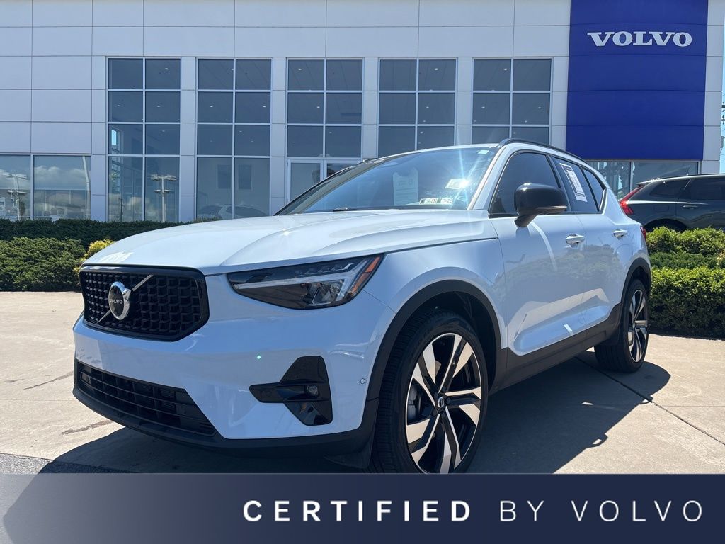 2024 Volvo XC40 B5 Plus Dark AWD's photo