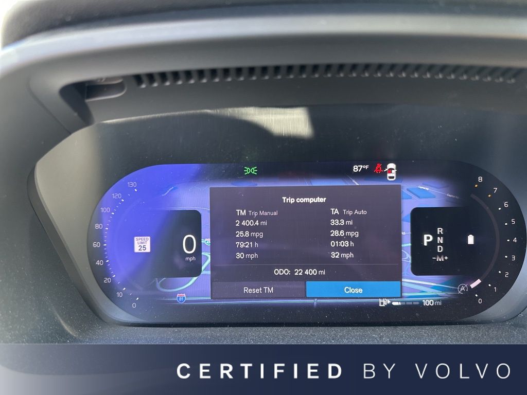 2024 Volvo XC40 B5 Plus Dark AWD's photo